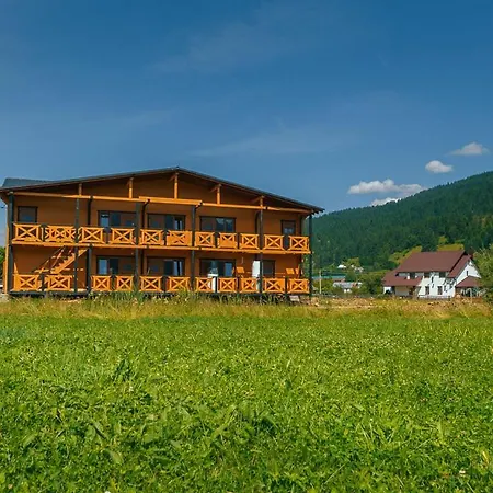 на ґанку Lodge Verkhovyna