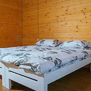 на ґанку Lodge
