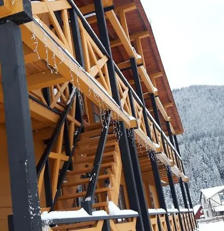 на ґанку Lodge *