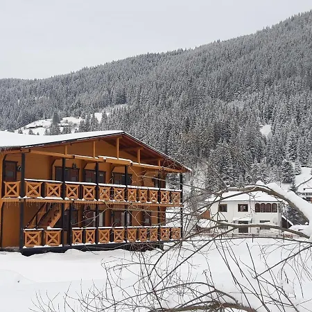 на ґанку Lodge