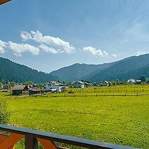 山林小屋 на ґанку